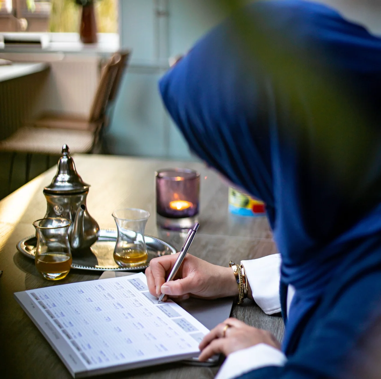 Vrouw plant bewust haar dag in een Nohatime-planner